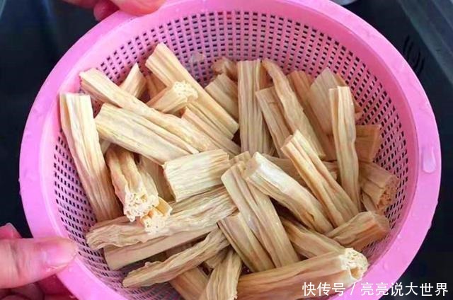 泡腐竹时,最忌直接丢在水里就泡,教你一招,又快又筋道还不夹生