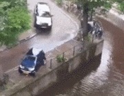 |搞笑GIF:来来来,师傅抽根烟!你跟我说说你是怎么开上去的?