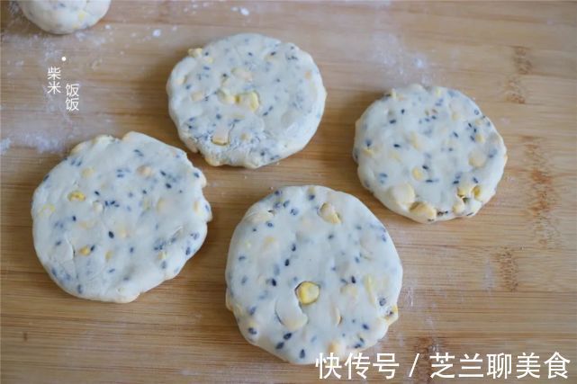 黑芝麻|夏季玉米正鲜嫩,搭配这两种面粉烙饼,又香又软,早餐吃很合适