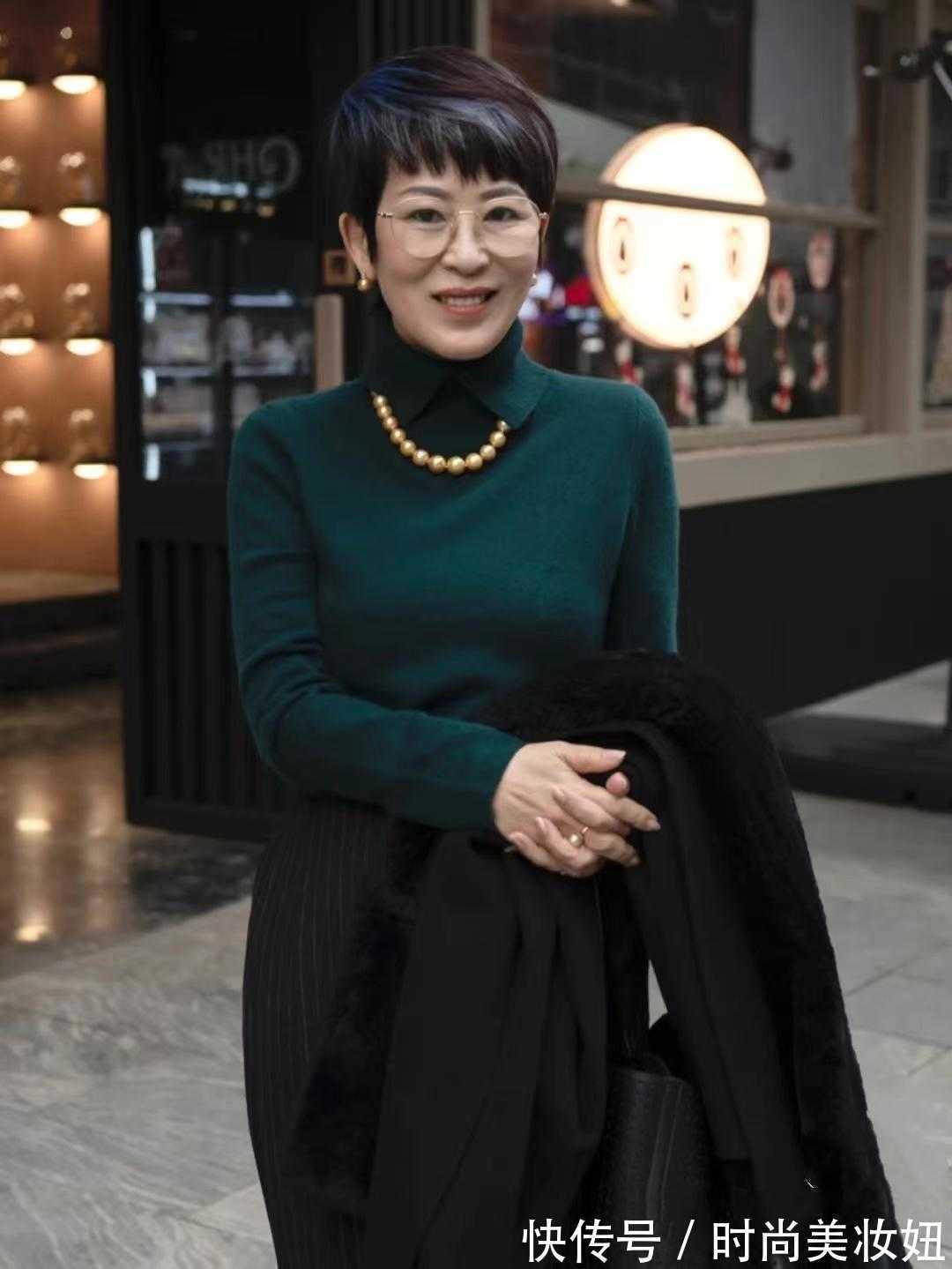 搭配|这位60岁奶奶太时髦了,穿搭简约高级显气质,比年轻人会穿