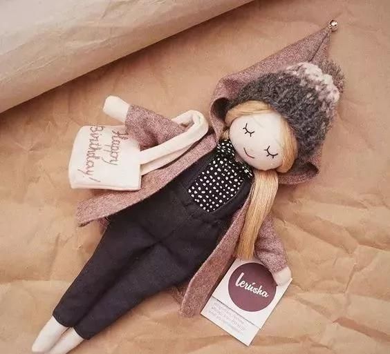 自制玩具熟练的妈妈用碎布给女儿做豪华的换装娃娃