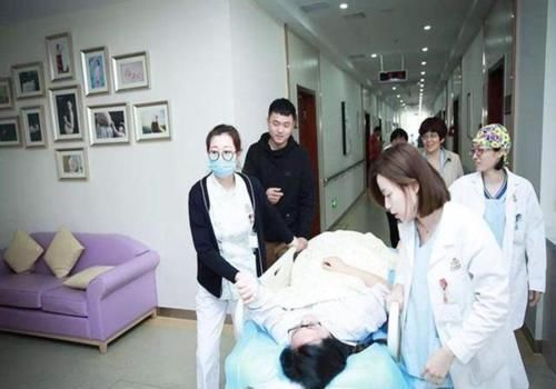 丈夫|“最怂丈夫”走红,产房里哭天喊地,产妇忍无可忍:给我gun出去