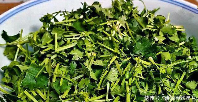入味|香菜这么做,一周必做2次,咸香入味,不用腌直接就能吃,超下饭