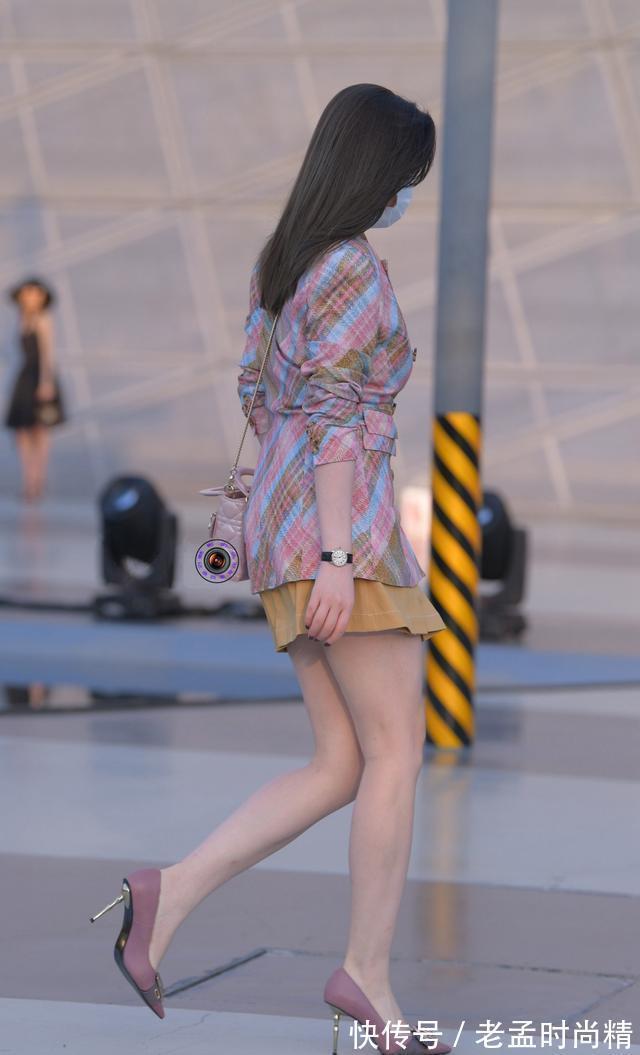 气质|西装搭配短裙今年很流行,再用尖头细跟鞋衬托,增高显瘦更有气质