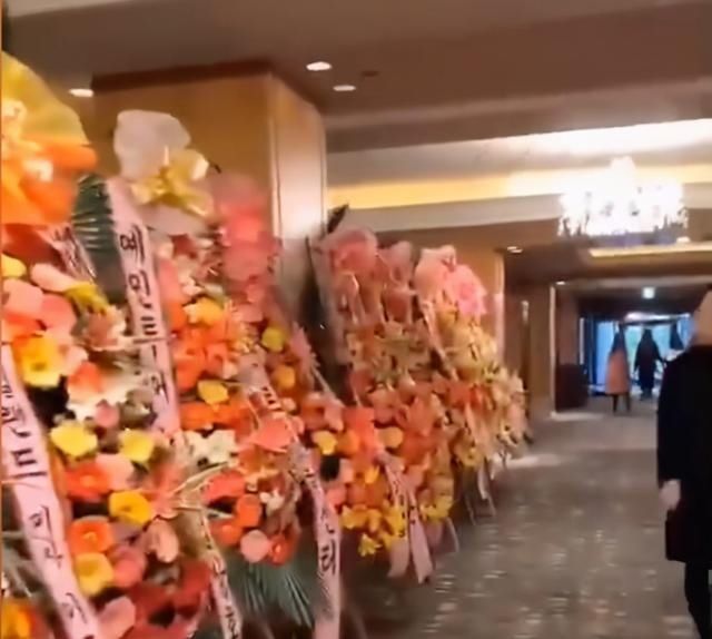 酒店|女子参加韩国朋友婚礼，到酒店一看，眼前一幕让她傻眼了：像葬礼