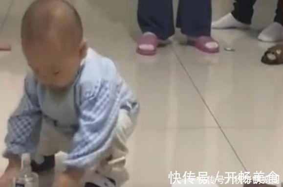 宝妈|宝宝抓周,拿住这东西就不松手了,奶奶一看对着儿子说:都赖你