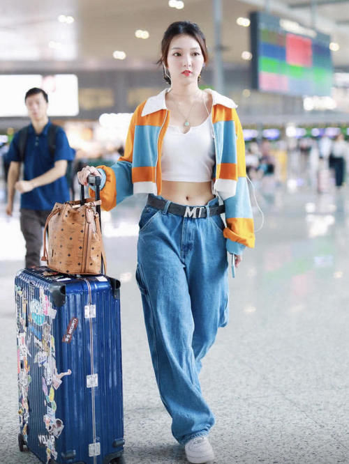 强东玥真是“元气少女”,白色露脐装配短款外套秀蛮腰,活力十足