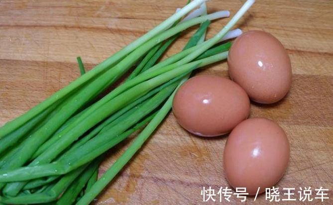吃了30年炒鸡蛋，才知道直接下锅炒不对！这么炒鸡蛋又香又软嫩