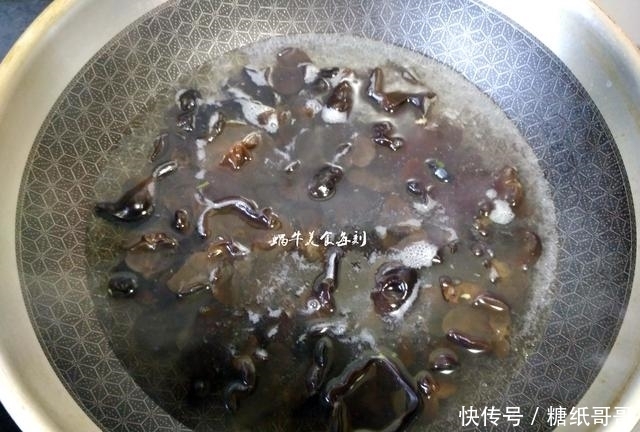 这道凉拌菜爽口开胃,做法简单,常吃能清理血管,预防三高