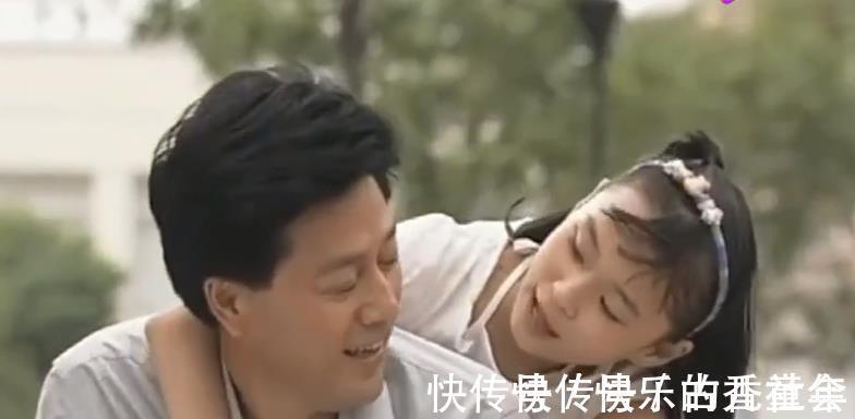 阳台上|10岁女儿坐爸爸腿上玩闹,妈妈反应被指“过激”,究竟谁错了?