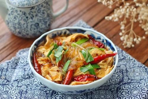 粉条|干豆腐别再炒着吃了，加一把粉条，香辣好吃，汤汁浓郁，没肉也香