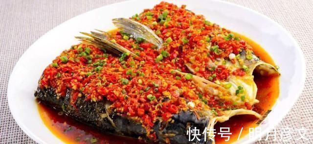 做剁椒鱼头时,有人少了一步,导致很腥,多加一步,鱼头鲜嫩不腥