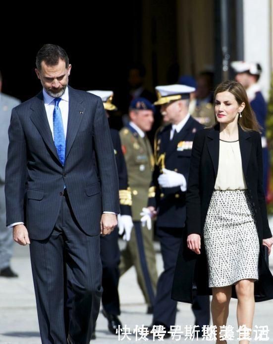 莱蒂齐亚|西班牙王后带火了“铅笔裙”,知性干练又优雅,特适合40岁女人
