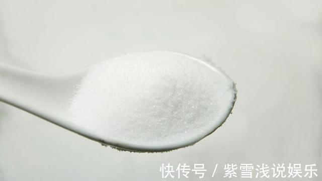 血压升高|高血压人群须知:4物请撤下饭桌,管住嘴,血压兴许乖乖“听话”