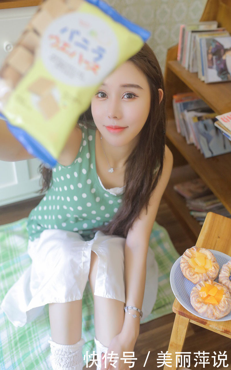 美女街拍性感美女波点衬衣白嫩大胆美女写真