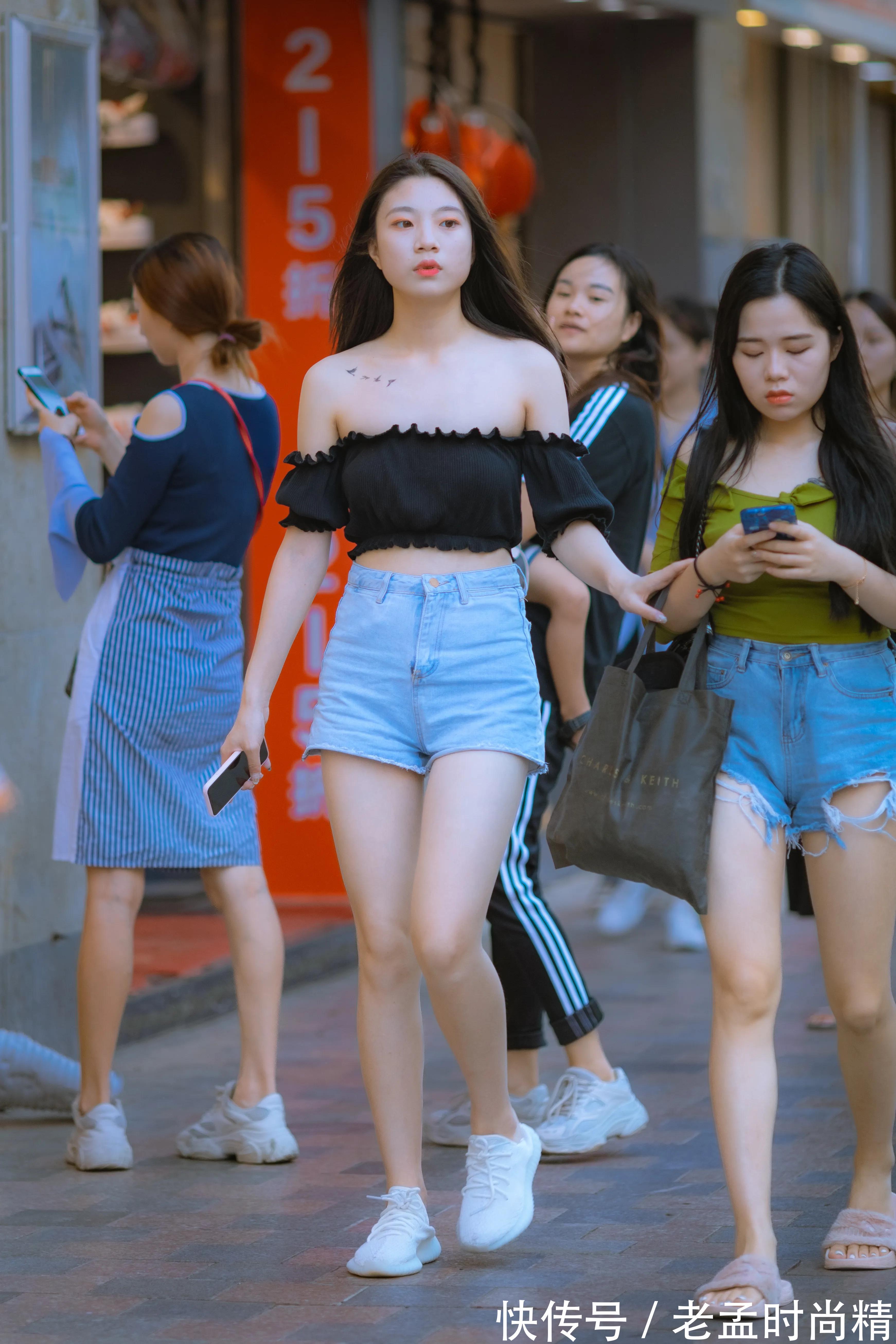 一字肩|街拍|穿黑色一字肩短装的女生