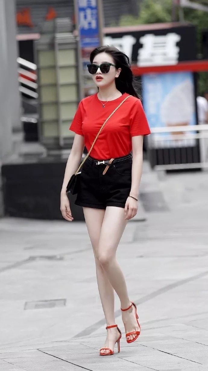 减龄|周末出街搭配高跟鞋,高级时尚又减龄