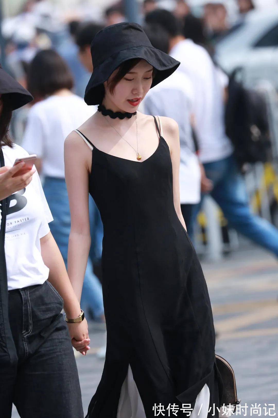 街拍 街拍:漂亮闺蜜手牵手