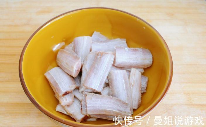 带鱼最怕直接煎,难怪粘锅掉皮!教你一招,外酥里嫩,入味无腥味