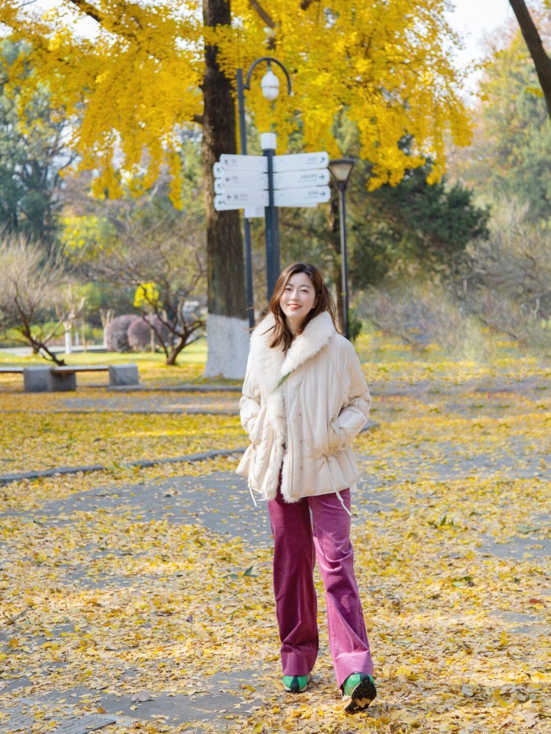 修身牛仔裤 寒冷的冬季怎么穿?羽绒服的搭配思路总结好了,穿出优雅时髦