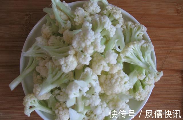 菜花|干煸花菜牢记三个诀窍,花菜清脆可口、香味扑鼻,吃一次还想再吃