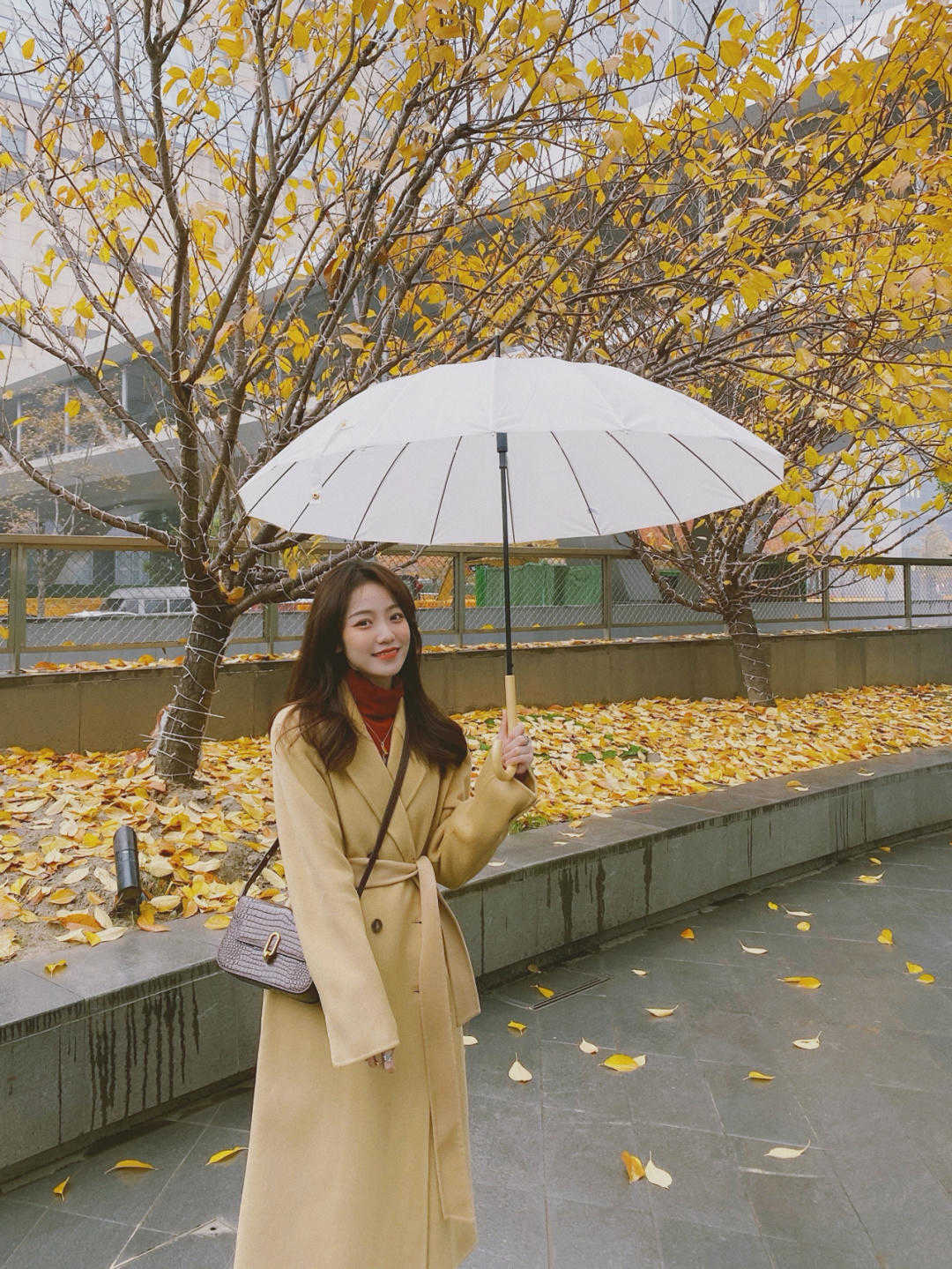 大地色 轻巧好看又高级,白裤子也是秋天的美,简直太高级了,出乎意料的美