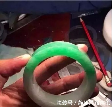 翡翠|爆裂的翡翠毛料,切的好坐宾利,不会切骑小电动!