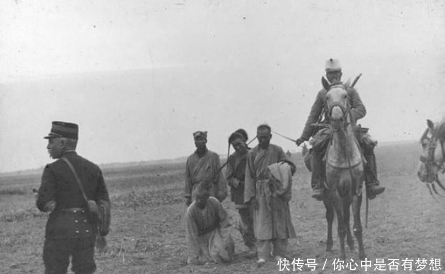 流放|清末民初罕见照片,洋人一顿饭点八个菜,图四犯人被牵着辫子流放
