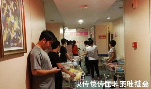 分娩|宝妈产房内分娩,5岁女儿独自在门外等待,孩子的话让人哽咽了