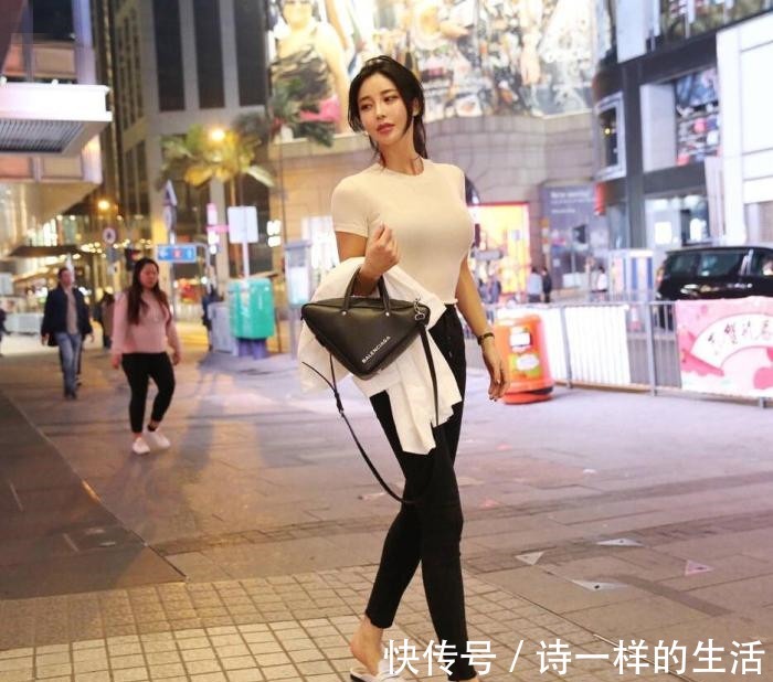街拍|上市公司的高管,每天穿“拖鞋”上班,男同事都被她俘获