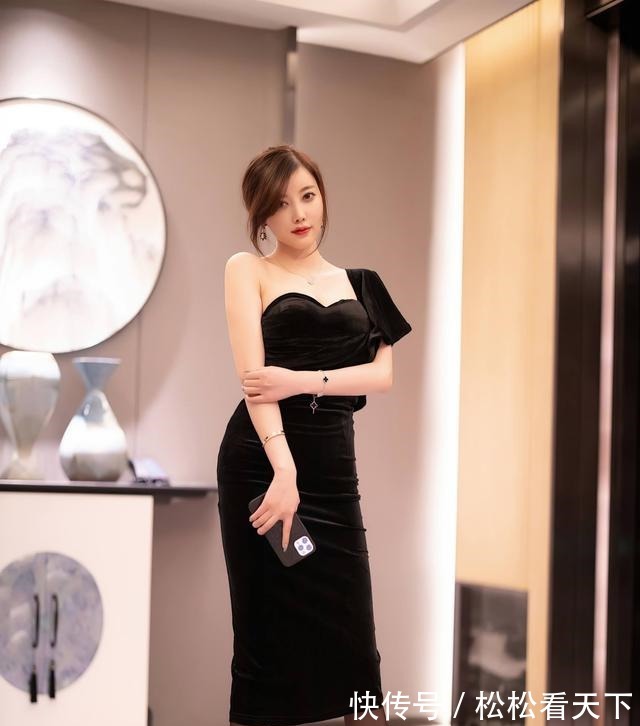黑色 晚礼服已经不流行了,现在流行这样的黑色连衣裙