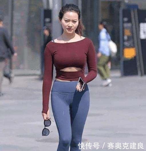 半筒靴|深蓝色牛仔打底裤搭银色单鞋,穿出潮流的街头风,有女性的俏皮感