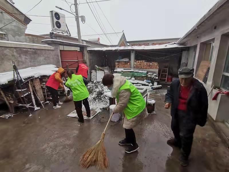 桥梓镇|北京怀柔桥梓镇志愿者为80余户独居老人上门扫雪