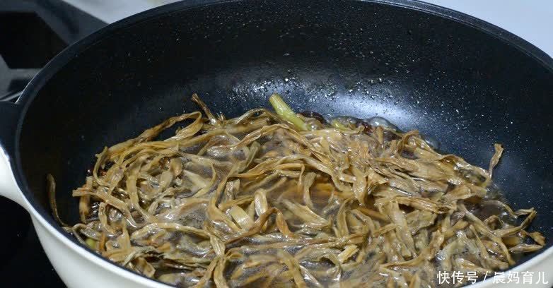 大厨不小心说漏嘴:炒肉的时候,加点这调料,鲜嫩美味还不腥