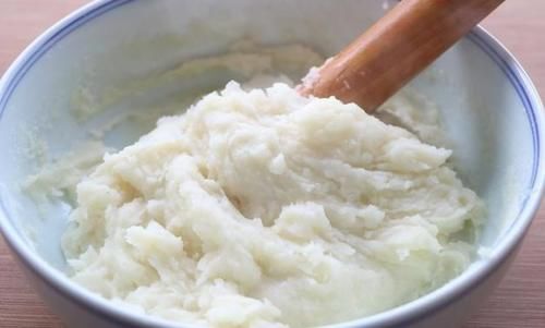 比肉还好吃的土豆面，挤成小鱼炒着吃，既是主食也是菜