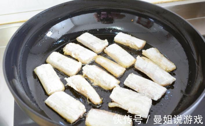 带鱼最怕直接煎，难怪粘锅掉皮！教你一招，外酥里嫩，入味无腥味