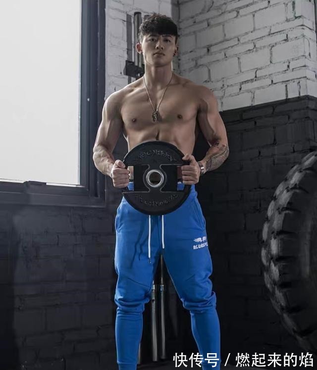 男模|硬朗帅气穿着紧身运动裤的肌肉小狼狗,男模身材的男生肯定招人爱!