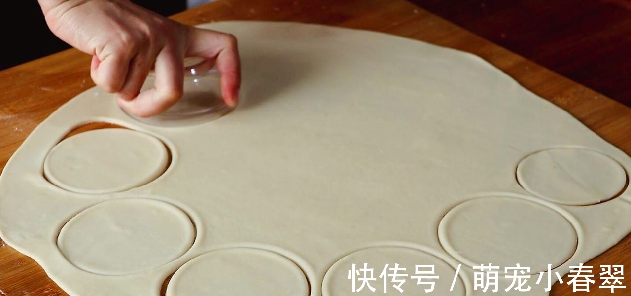 教你气泡饼的新做法,只需用小碗按下圆形面皮,个个空心鼓大泡