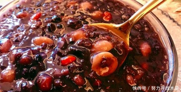 黑豆|女生經(jīng)常熬夜別忘多喝這粥，用這幾樣食材簡(jiǎn)單熬一鍋，滋補(bǔ)又養(yǎng)發(fā)！