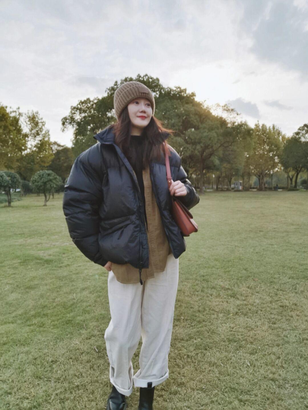 黑白配 简单的黑色羽绒服低调又大气,今冬备上一件,长款短款都好看