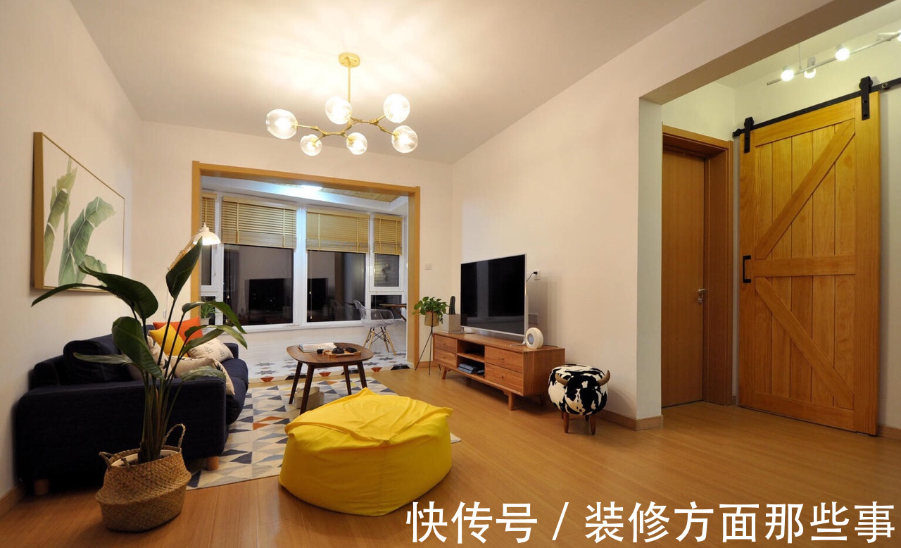 三居室|121平日剧三居室,黄色的懒人沙发与绿植给客厅增添了抹亮色