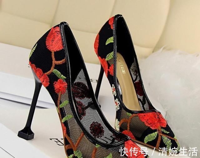 显高鞋 矮个子不一定非要穿高跟鞋,今年流行这3双显高鞋,不累脚还时髦