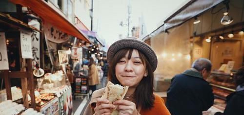 毛呢大衣已经过时了，冬天穿这种服装才好看，遮肉显瘦还保暖