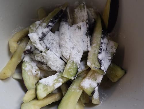 做茄子掌握不好放多少油，牢记这3点，茄子不油不腻，特下饭！