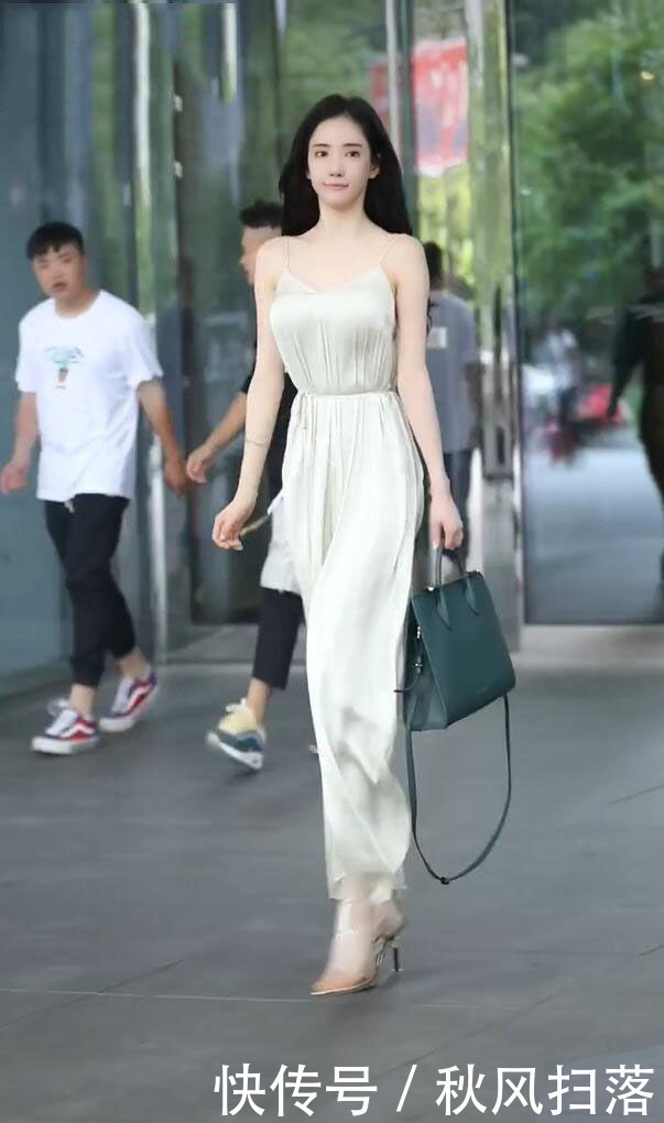 实在不明白,这件“连体裤”到底怎么穿上去的