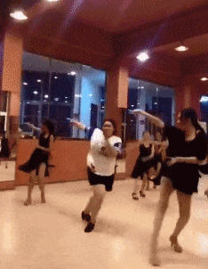 |搞笑GIF:日防夜防闺蜜难防