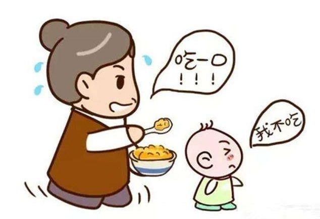 威胁|三位小姨协同宝妈喂饭,宝宝特别配合,网友:有人威胁就眨眨眼