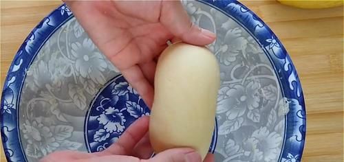 2.不要做得太大了，外边酥得直掉渣，吃着更香甜，真过瘾