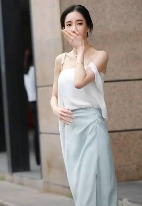 小姐姐穿搭“不正经”却成为了潮流,显得更加柔美和知性