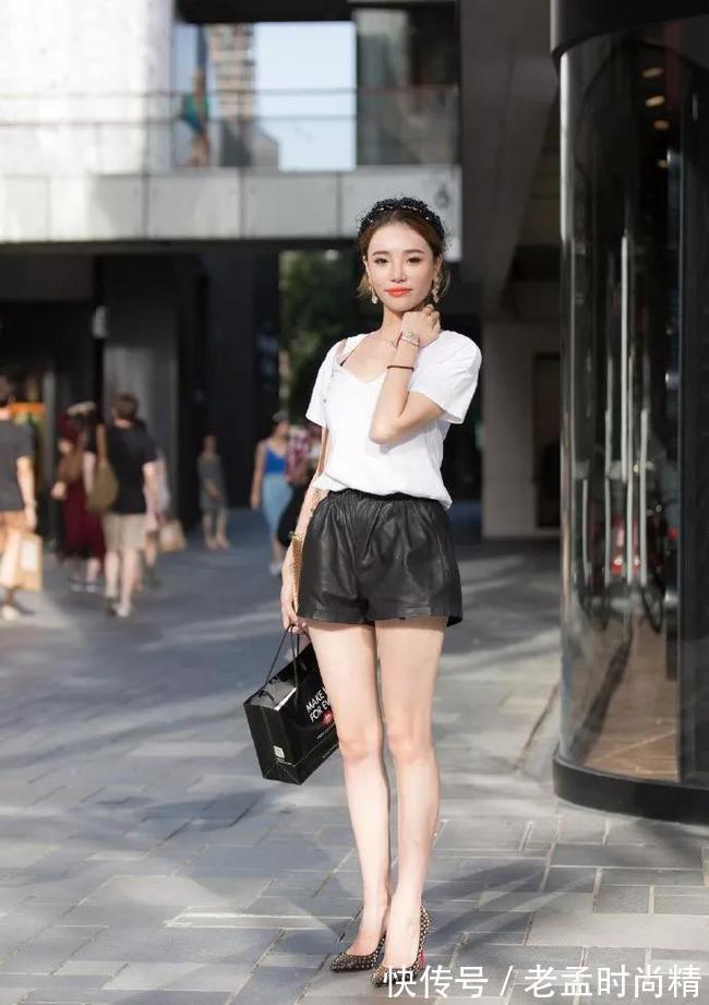 连体短裤 街拍美女:紧身裙搭配高跟鞋,秀出女性魅力的好身材